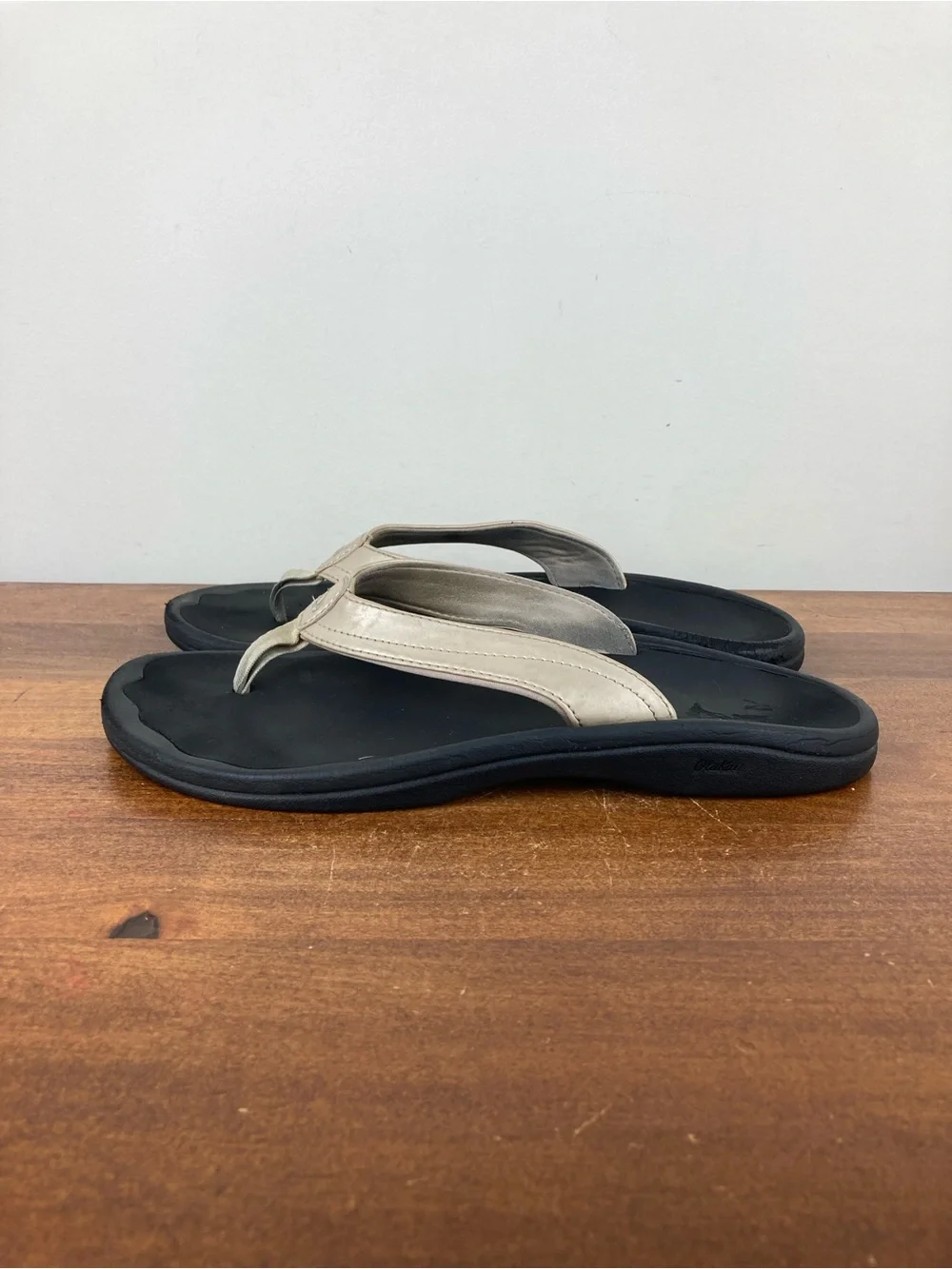 OluKai Ohana Metallic Beige Thong Flip Flops Comfort Sandals Women’s Size 9/39.
